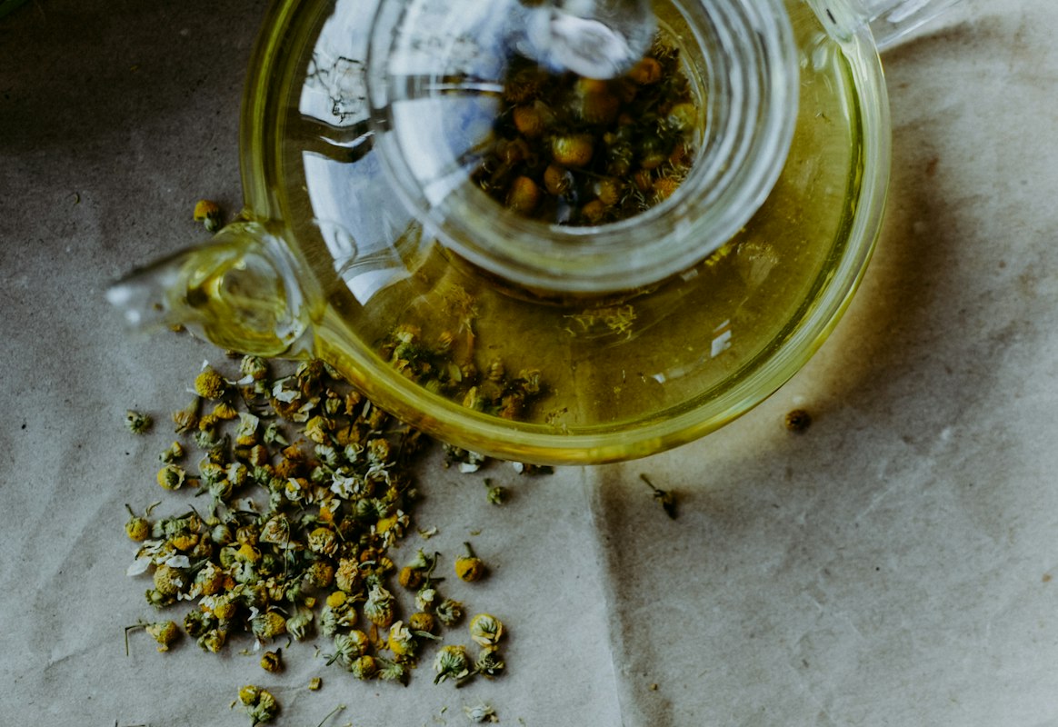 Preparación de mezcla herbal con manzanilla y otras plantas